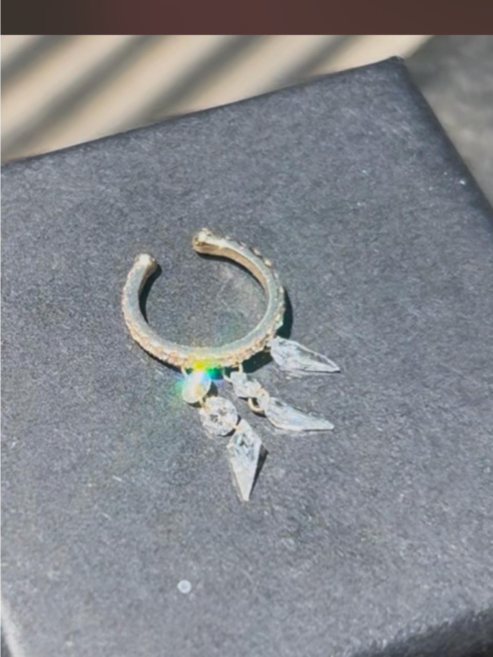 18k  solid yellow gold ear cuff with dangling diamonds - Picture 5 of 7
